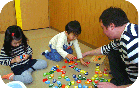 新潟 子供英会話 プリンス英米学院　プリキンディクラスのマットタイムの様子