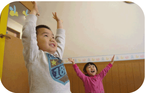 新潟 子供英会話 プリンス英米学院　プリキンディクラスのハローソングの様子