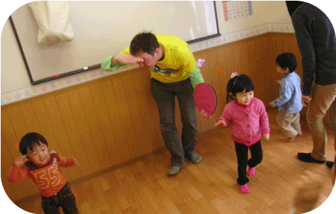 新潟 子供英会話 プリンス英米学院　プリキンディクラスのソング＆ダンスの様子