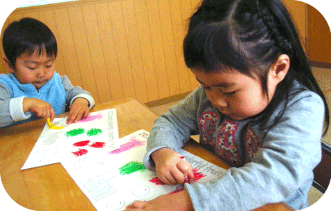 新潟 子供英会話 プリンス英米学院　キンディクラスのカラーリングの様子
