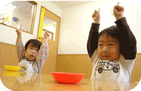 新潟 子供英会話 プリンス英米学院　キンディクラスのスナックタイムの様子