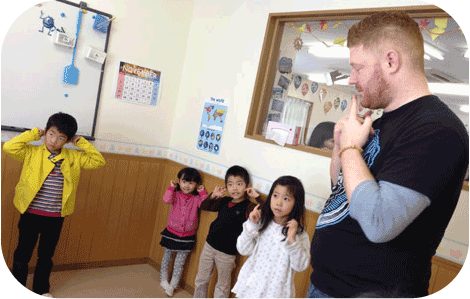 新潟 子供英会話 プリンス英米学院　キッズクラスのハローソングの様子