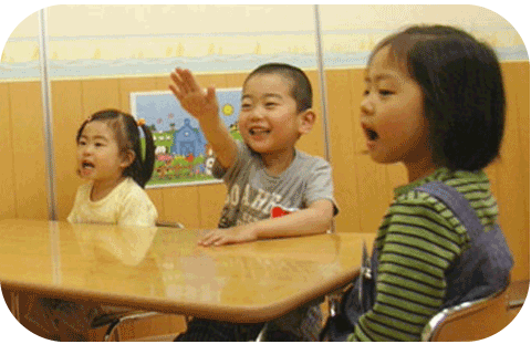 新潟 子供英会話 プリンス英米学院　キッズクラスのあいさつの様子