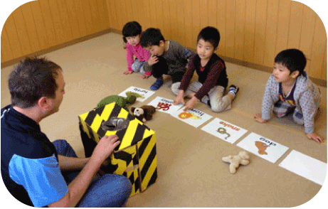 新潟 子供英会話 プリンス英米学院　キッズクラスのゲームの様子