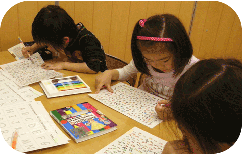 新潟 子供英会話 プリンス英米学院　キッズクラスのワークブックの様子