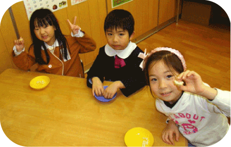 新潟 子供英会話 プリンス英米学院　キッズクラスのスナックタイムの様子