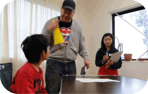 新潟 子供英会話 プリンス英米学院　ジュニアクラスのスキット（短い演劇）の様子